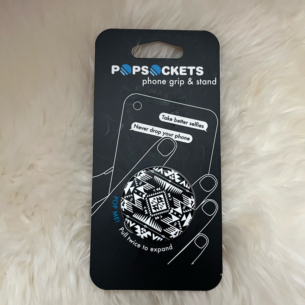 NWT🖤PopSocket Black and White Aztec Design
